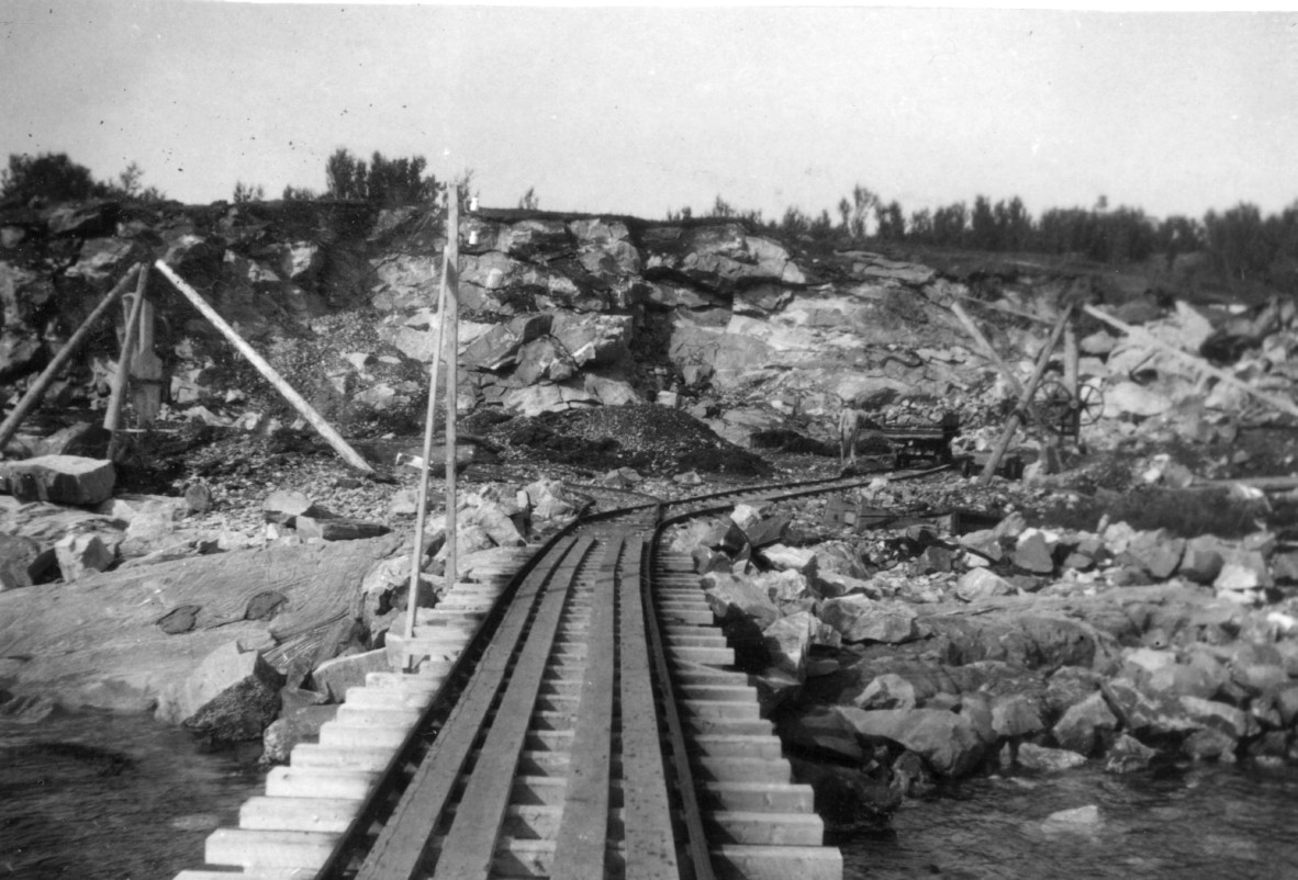 TROMSØ: STEINBRUDD- KRAN OG STUBBEBRYTER.