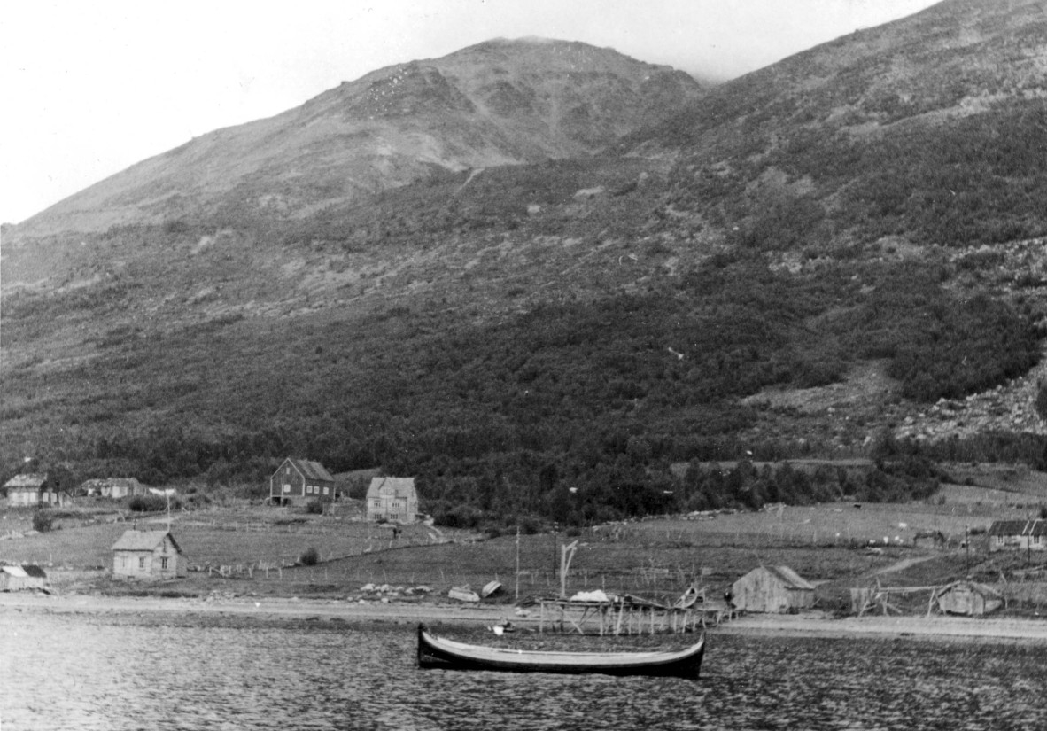 OLDERVIK: EKSPEDISJONSKAI. NORDLANDSBÅT.