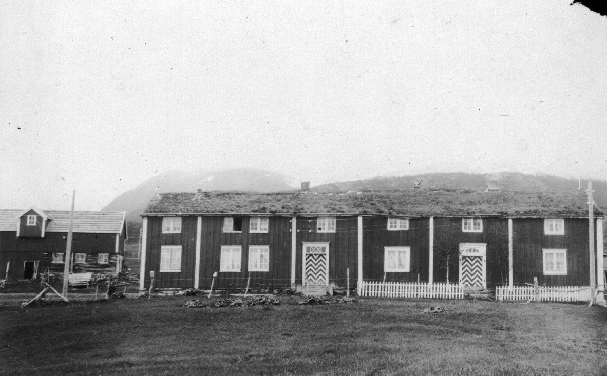 LUNDENES.GAMMEL NORDLANDSGÅRD MED TORVTAK. FJØS