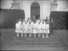 Gruppfoto av konfirmander med kyrkoherde Henrik Lindberg.