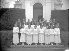 Gruppfoto av konfirmander med kyrkoherde Petrus Nordblad.