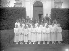 Gruppfoto av konfirmander med kyrkoherde Petrus Nordblad.