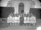 Gruppfoto av konfirmander med kyrkoherde Henrik Lindberg.