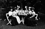 Kafferep omkring 1905-1910. Nr 1 från vänster: Fru E.Ögren, född Nykvist, 4. Fru Blomberg, född Norén, 5. fr. Klara Johnsson, 6. Ruud, 7. Fru Lydia Ekblad, född Sköldsberg.