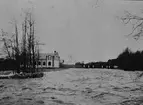 Gefle stads kraftstation i Gefleån.

Gustav Arvid Asplund, verkmästare på Gefle Porslinsfabrik på
1910-talet. Förmodligen var han även anställd hos föregångaren Gefle Kakelfabrik.
Bilderna har han själv identifierat, bildtexterna är också hans egna.