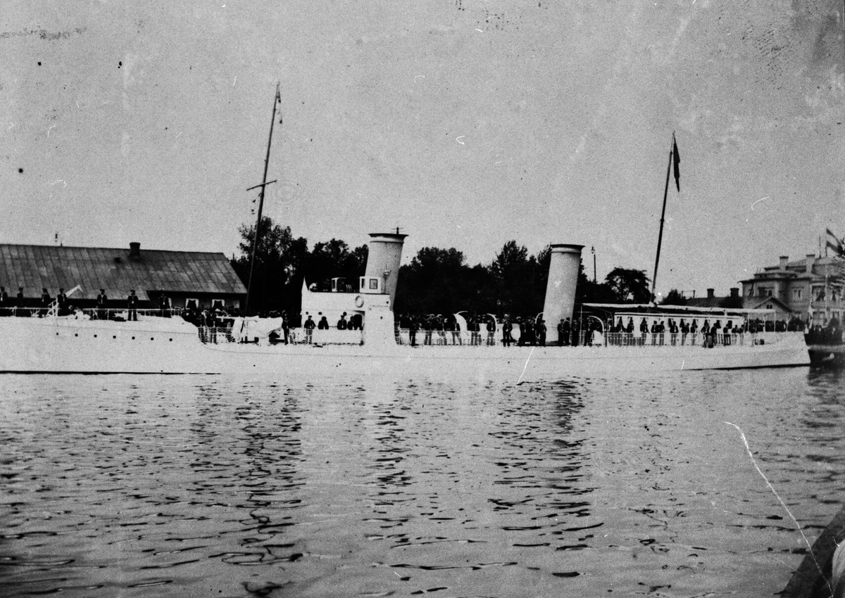 I Gefle hamn, tysk avisoångare vid kunga och kejsarbesöket.

Gustav Arvid Asplund, verkmästare på Gefle Porslinsfabrik på
1910-talet. Förmodligen var han även anställd på föregångaren
Gefle Kakelfabrik.
Bilderna har han själv identifierat, bildtexterna är också hans egna.