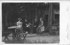 Sofia Runer, fröken Åkerlund, Ruth Jeansson och Ester Eklöf vid kiosken i Stadsträdgården. Foto år 1895.