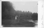 Ruth Jeansson och Ester Eklöf i Stadsträdgården. Foto år 1893.