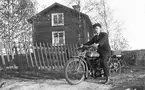 Emil Olsson vid Hedbergs på Hälla. 1930-talet