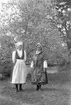 Från vänster Linnea Persson och Marta West, Västansjö, född 1907