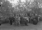 Gefle Filatelisällskap. Trädgårdsfest. Foto 1930-tal.

Bilderna är tagna i början av 1930-talet (förmodlingen 1932-1935), möjligen av fotografen Gustaf Reimers, som var medlem i sällskapet.