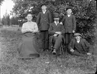 Soldaten Ords familj, Nyhyttan, Torsåker. Från vänster Anna Greta Ord, född Wiklund, 1861-1932, Karl-Emil f. 1895, Anders-Johan Ord f. 1865, Klas-Gunnar f. 1901 och sittande Johan-Arvid f. 1886. Foto omkring 1910.