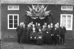 Diamantbröllop i Granbo, Hedemora. Sittandelängst fram Anders Jansson och Carin Andersdotter, stående bakom fr.v. August och HUlda Ekman, Margareta Eriksson, Hanna Mårthas, Mina Norman, Anna Andersson, Carl Wirén, andra raden stående okänd, Clas Andersson, okänd, Anders Andersson.
Längst bak fr.v. Beda Andersson och okänd.