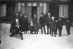Familjeporträtt utanför bostadshuset vintertid. Vilhelm Anderssons gård i Stenshyttan, Torsåker.