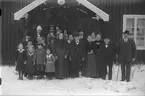 Gruppfoto av personer utanför en gård.