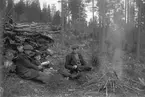 Matrast i skogen. Mannen längst till höger Josef Eriksson.