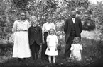 Familjen Strid, Mårtsbo, W. Hästbo. Från vänster Berta, Bertil, Kristina och Viktor. Framför Naemi och Anny.