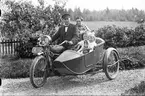 Familj på motorcykel med sidovagn. X805, Indian 7,5 hk 1922 ägd av Axel Petterson i Nyhyttan, Hästbo. På motorcykeln Axel Pettersson, Elin Pettersson, Eivor Pettersson och Gunvor Pettersson.