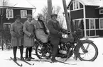 Enok Eriksson, Åsmundshyttan bogserar skidåkande damer med Harley Davidson.