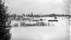 Tornbacken i Bagghyttan med gamla skolan i förgrunden.