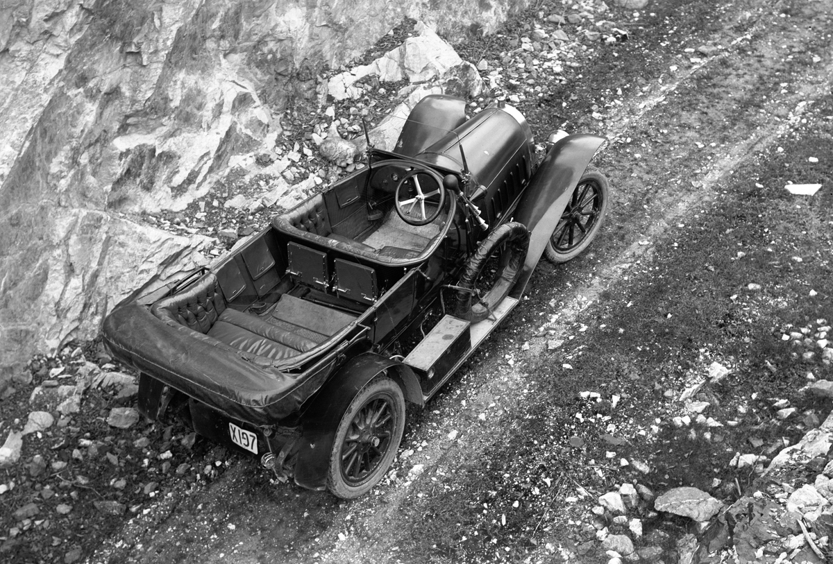 Windhoff tillverkad 1908-1914. X197 köptes av Kopparberg & Hofors Sågverksaktiebolag genom disponent G. Tidholm, Ockelbo. X-registrerad 15/6 1917 för 5 personer, motoreffekt 24 hk. Josef Eriksson i Hästbo, Torsåker, registrerad ägare 15/2 1920 och bilen blev troligen skrotad 1923-1924 eftersom en Overland registrerades 1924 me X197. Bilden är tagen i Walls kalkbrott.