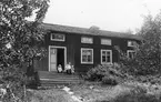 Hammars (Stor-Hammars). På trappan fru Lisa Edh med barnen Ruth, Georg (i knät) och Bertil. Foto 1920-1921.