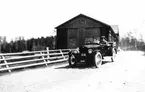 Bilden är tagen utanför Ol-Ers i Lenninge. I bakgrunden skymtar milstenen. Bilen är en Studebaker, 6-cylindrig motor med effekten 35 hk. Bilen vägde 1150 kg. Karl Hedberg, Bollnäs, köpte bilen den 30 juni 1921.