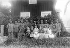 Från vänster: plantare från Ljusne, Hans Larsson från Lilltjära i Hanebo. Mannen i ljusa hatten är Skinnar-Pelle (Hansson), kvinnan med ljusa huvudduken är hans fru Marta, omedelbart till höger om henne sitter Ella Olsson som var syster till Skinnar-Pelle, stående näst längst till höger är Lars Olsson från Rengsjö och ytterst Lundeberg från Gävle. Sittande från vänster: Gunnard (befäl), Evert Svedlund med Skinnar-Jonas i knät. Jonas var född 1913. Militärerna som bevakade järnvägsbron bodde i Ol-Ers och åt i Skinnars. I bakgrunden Skinnars 