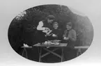 Tre kvinnor dricker kaffe i trädgården. De tre kvinnorna är fr. v. Beda Ulrika Katarina Bodén från Sundsvall, Margareta Lingman från Ren, Bollnäs och Sara Ericsson från Olles i Vik, Bollnäs.