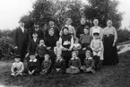 Fotot är taget i samband med Sara Perssons begravning 1916 och föreställer hennes tre barn (Per Bodén, Margareta Lingman och Sara Ericsson) med familjer. 

Främre raden fr. v. John Ericsson, Svante Olof Lingman, Ester Ericsson, Sara Brita Margareta Lingman, Ingrid Ericsson, Maria Ericsson.

Mellersta raden fr. v. Jonas Lingman, Erik Vilhelm Lingman, Margareta Lingman, Martin Ericsson, Beda Ulrika Katarina Bodén, Signe Ericsson, Sara Ericsson, Erik Ericsson.

Bakre raden fr. v. Per Bodén, Olof Lingman, Jonas Ericsson, 4 okända kvinnor [varav den sista enligt tidigare bildtext uppges vara Hilda Persson].

Familjen Bodén bodde i Sundsvall, familjen Lingman i Ren, Bollnäs och familjen Ericsson i Olles i Vik, Bollnäs.