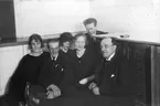 Från vänster: Anna Nilsson (Emils fästmö), Nils på Näset (Nilsson), okänd, Ingeborg Svensson, Mjölnar-Herbert (Olsson) och Målar-Emil (Nilsson).