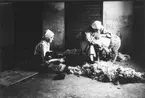 Pigorna Beda Lundgren och Agnes Andersson klipper fåren i Nils-Nils. Foto 1917-1918.