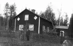 Bonden Erik Hansson, född 1864, med hustrun Brita Boström utanför hemmet Woxsätter 2 (Ersk-Hanses i Fällene).