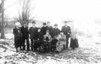 Foto från Adelsö. Stående från vänster: Tilda Eriksson, Emil Nilsson, Herman Larsson, Emma Eriksson, N E Eriksson och tre okända personer.