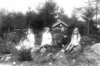 Banvakten Gustafssons barn och barnbarn vid banvaktsstugan söder om Lenninge-Voxsätter. Från vänster: Ida Hedberg (dotter till Elly), Elly Hedberg (född Gustafsson 1879), Ambro Hedberg och Tekla Hedberg. I bakgrunden Ida Gustafsson.