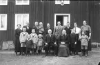 Släktfoto från Per-Jöns. Bakre ledet från vänster: Elin (hustru till Lars P.), Lars Persson (född 1885), Hans Persson (född 1874) med Elin (född 1919) i famnen, Jenny Persson (född 1885), Per Persson (född 1882), Gösta Persson (född 1908), Stina Persson (född 1882) och Brita Persson (född 1877). Främre ledet från vänster: Gustav, Sven och Lars, söner till Lars och Elin Persson, Pelle Hansson (född 1918), Per, en bror till Brita, Brita Hansson (född 1843), Julle Persson (född 1915) och Gustav Persson (född 1917). Lars Persson med hustru Elin och sönerna Gustav, Sven och Lars bosatta i Västmanland. Hans Persson med hustru Jenny och barnen Elin och Pelle bosatta i Per-Jöns (då Voxsätter 5, nu Voxsätter 13:6). Per Persson med hustrun Stina och sönerna Gösta och Julle bosatta på Voxsätter 5:3 (handlare Perssons) samt Brita Persson med sonen Gustav senare bosatta på Lenninge 6:7.