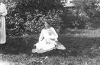 Lisa Wååg, född 1893, Voxsätter 3:12 med dottern Berta, född 1916. Till vänster Elin Söderberg, född 1893, Voxsätter 7:1. Foto 1916.