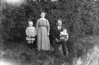 Familj med två barn. Foto 1917.