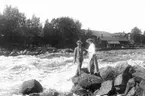 Forsen vid Lenningefors smedja. Mannen torde vara Martin Söderberg, född 1891, Voxsätter 7:1. Foto 1916.