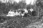 Gruppbild, i bakre raden längst till höger Elin Nilsson, Lenninge 6:44, född 1893. Övriga personer okända.