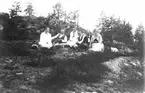 Personerna från vänster: Astrid Swanström, Lenninge u. 4, född 1894, Erhard Nilsson, Lenninge 6:44, född 1888, Margit Swanström, Lenninge u. 4, född 1909, okänd, Sixten Swanström, född 1897 och Karin Swanström, Lenninge u. 4.