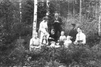 Banvakt K G Gustafssons och Winkvists familj. Från vänster: Ester Gustafsson född 1886, stående Selma Lundquist, född Gustafsson 1890, sittande flickan Signe Winkvist, Ida Gustafsson född 1859, stående John Winkvist, pojken Holger Gustafsson född 1905, flickan Maj Winkvist, banvakt Carl Gustaf Gustafsson född 1853 och Ida Winkvist, född Gustafsson 1882.