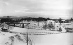 Vy över gamla landsvägsbron, troligen 1914. Observera brovaktaren på järnvägsbron i bakgrunden!