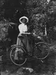 Okänd kvinna med cykel.