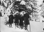 Från vänster: okänd flicka, Elvira Lindberg, okänd flicka, Ester Lindberg. Anna Lindberg står vid grinden i Östansjö.