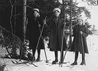 Från vänster: okänd flicka, Ester Lindberg och Elvira Lindberg på skidor.