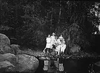 Karin Edlund, Valborg Lindberg, Göte Edlund, Marta Edlund, Signe Johansson, Erik Edlund, Per Larsson. Foto vid Holmabron 1925.