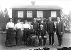 Acktjära ca 1910. Kvinnan som sitter är Kerstin Jonsdotter, född 1857 och död 1939. Mannen som sitter bredvid henne är Johan Mickelsson, född 1848 och död 1921. Flickorna stående från vänster är Marta (mor till Arne Lundgren), Stina och Anna, alla med efternamnet Johansson. Pojkarna är från vänster Olle, Jonas, Lars och Johan, alla med efternamnet Mickelsson. Kerstin Jonsdotter och Johan Mickelsson är föräldrar till barnen som står bakom.