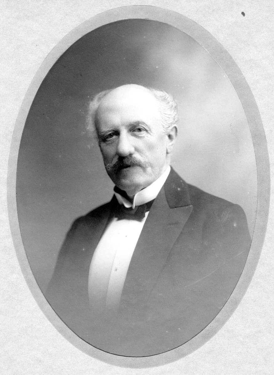 Carl Fredrik Engwall. Född 9 januari 1860. Konsul, Grosshandlare. Chef för försäkringsavdelningen SVEA, J. EM Delin Aktiebolag. Engwall Hellberg Aktiebolag