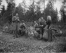 Kaffepaus i skogen, grupp av män och en kvinna.